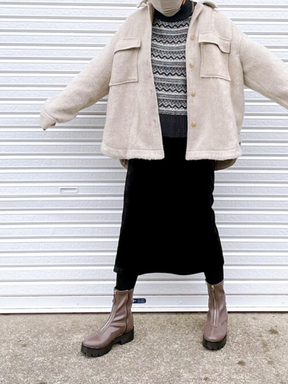 グレー系のブーツを着用したレディースの冬コーディネートの1枚目の写真