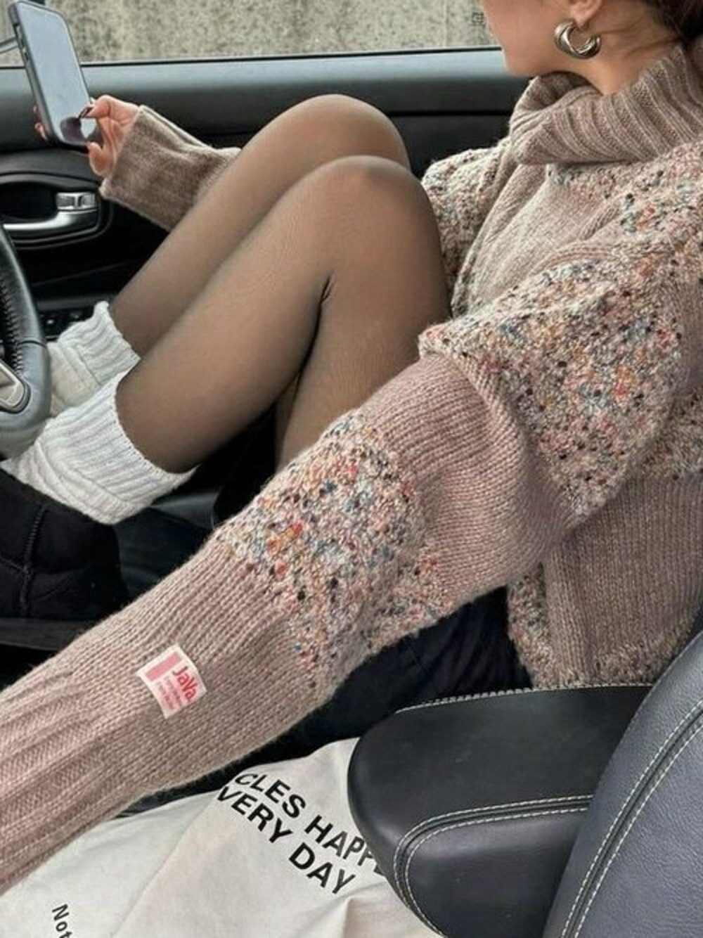 ブラック系のブーツを着用したレディースの冬コーディネートの1枚目の写真