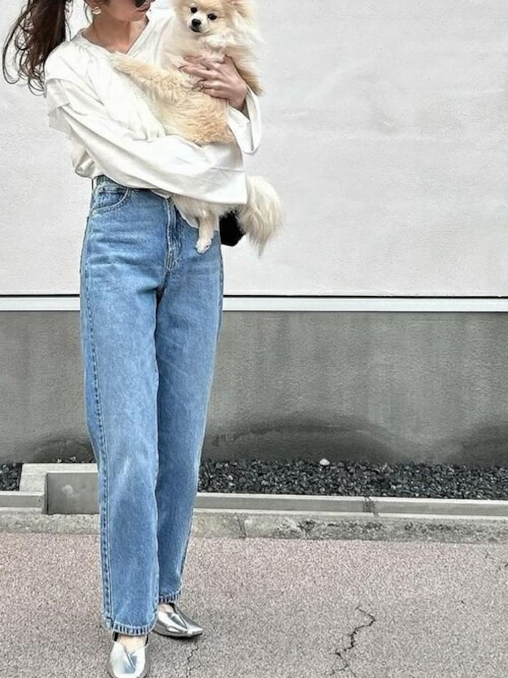 シルバー系のパンプスを着用したレディースの春コーディネートの1枚目の写真