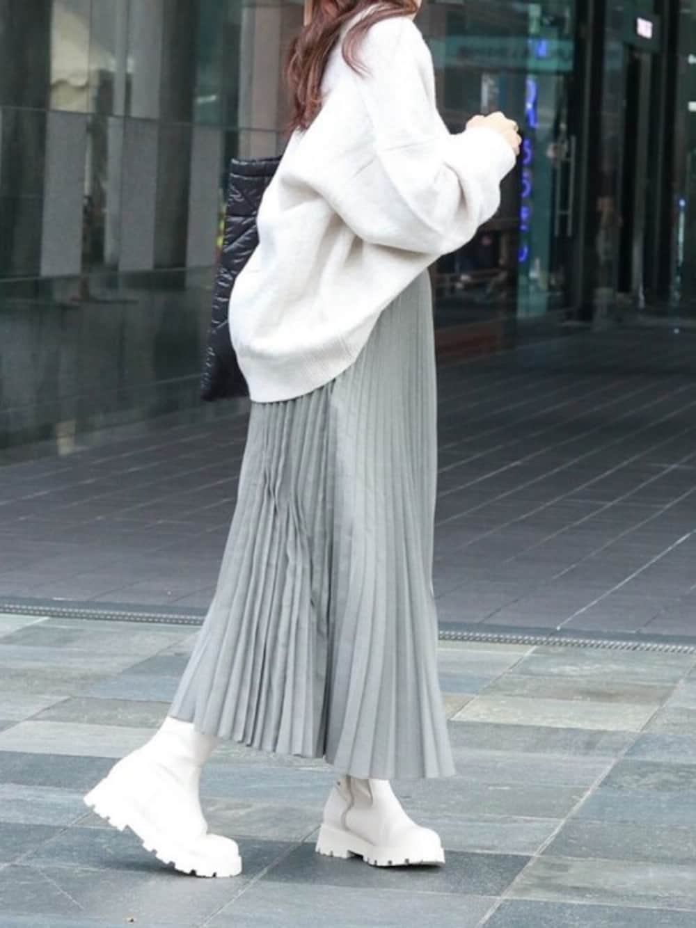 ホワイト系のブーツを着用したレディースの秋コーディネートの1枚目の写真