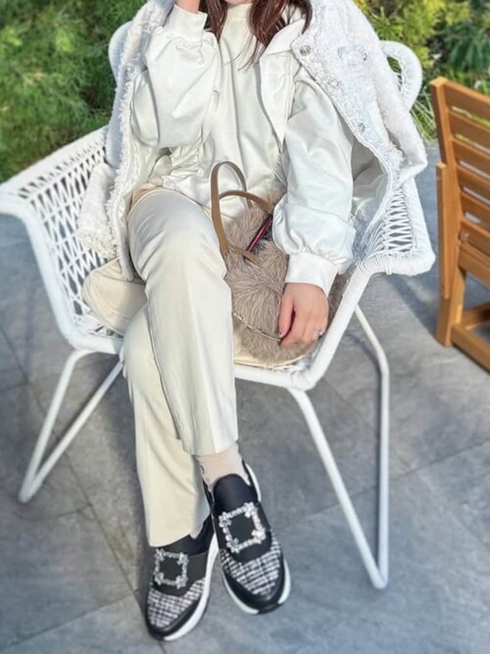 ブラック系のスニーカーを着用したレディースの冬コーディネートの1枚目の写真