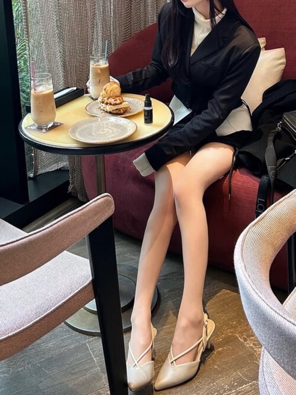 グレー系のサンダルを着用したレディースの春コーディネートの1枚目の写真
