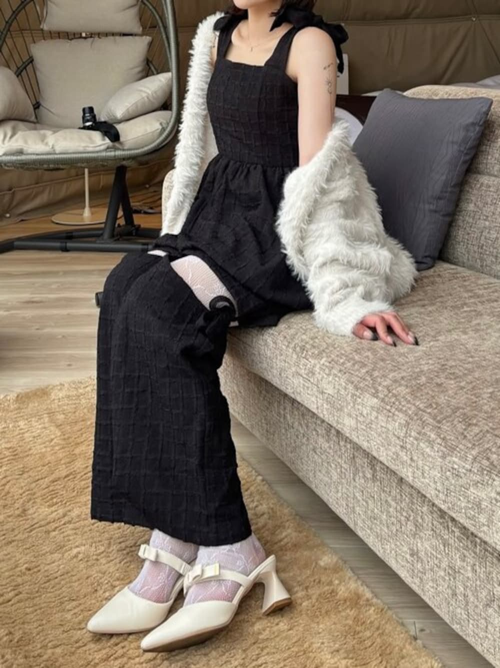 ホワイト系のパンプスを着用したレディースの春コーディネートの1枚目の写真