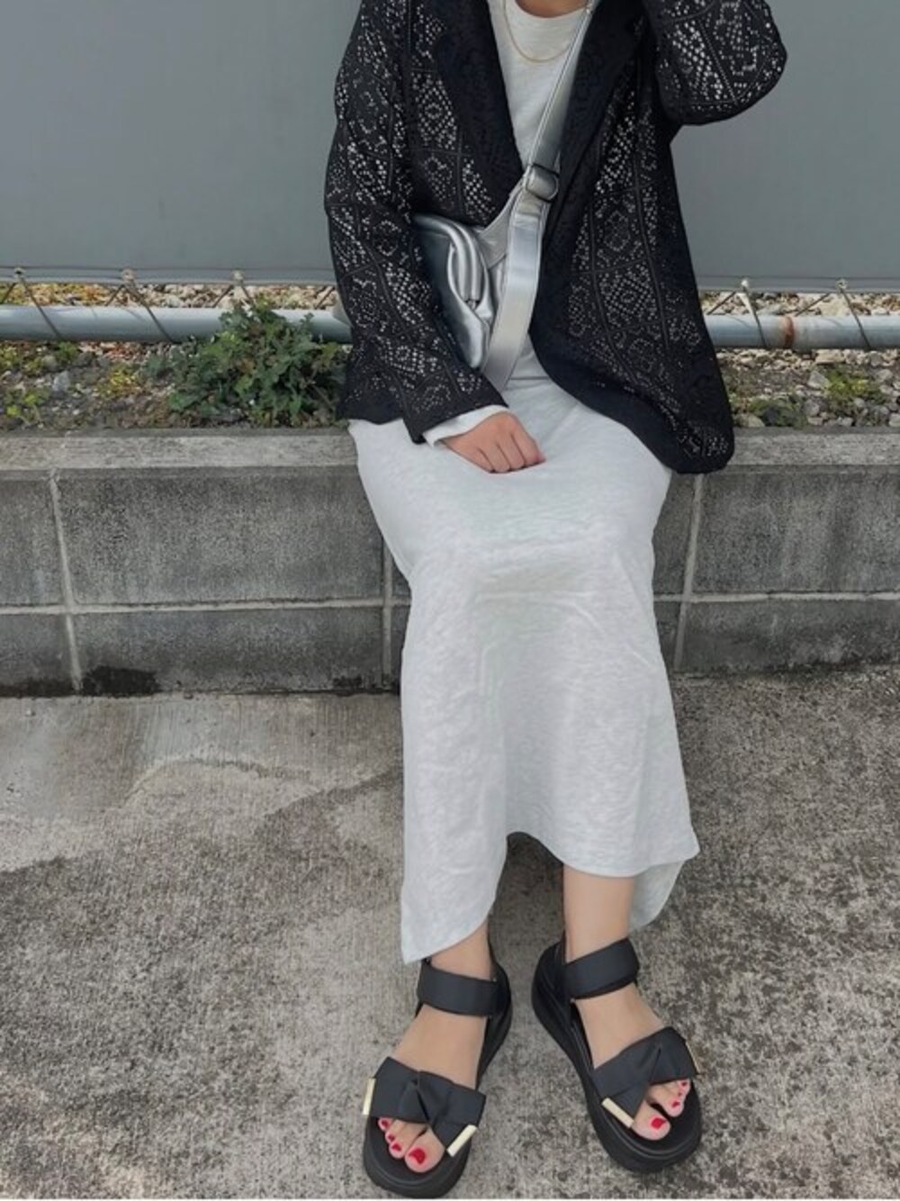 ブラック系のサンダルを着用したレディースの春コーディネートの1枚目の写真