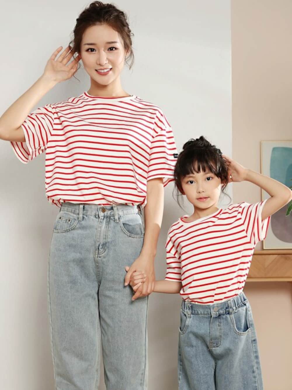 レッド系のTシャツ/カットソー、レッド系のTシャツ/カットソーを着用したキッズの春コーディネートの1枚目の写真