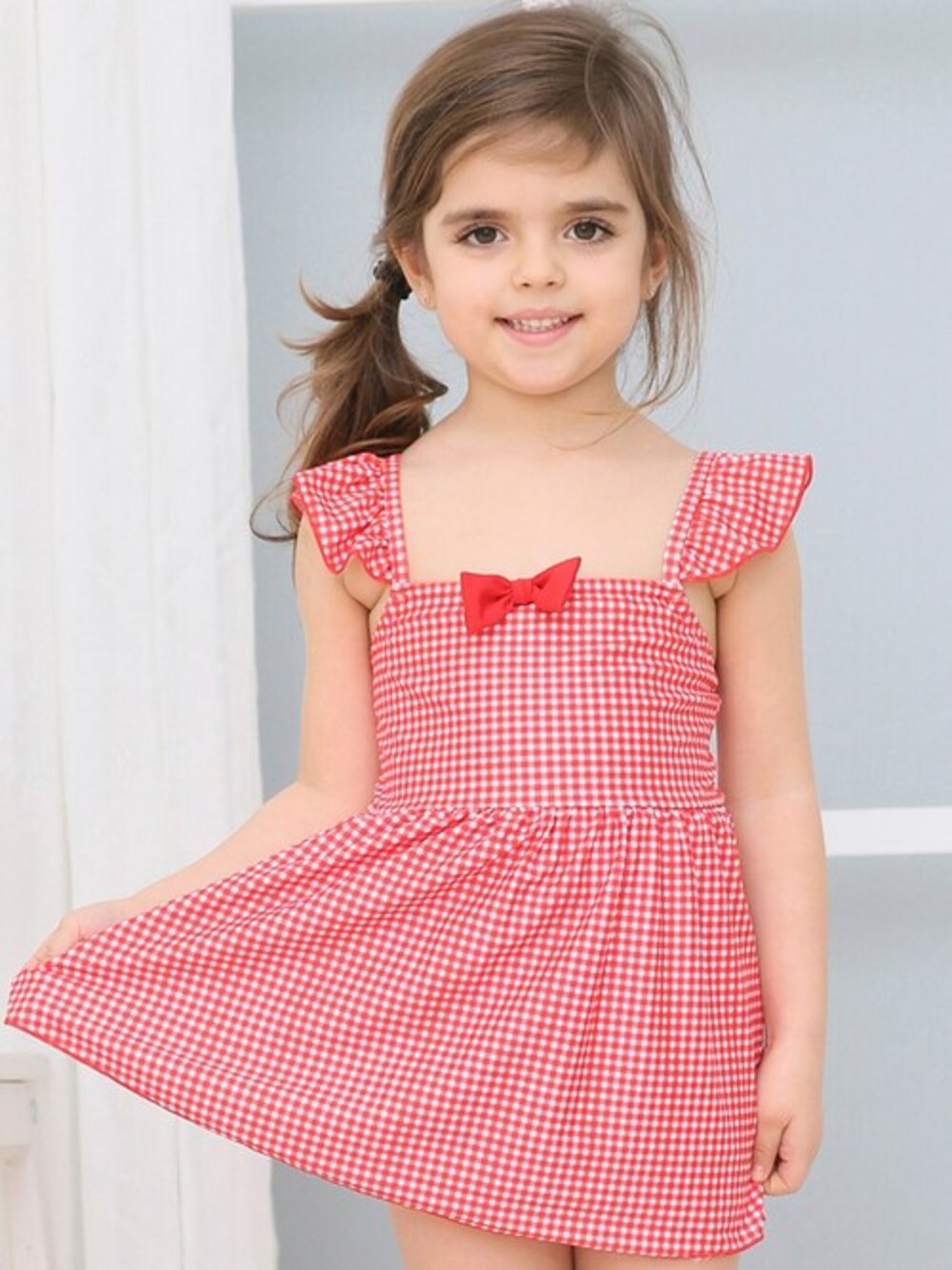 レッド系の水着を着用したキッズの夏コーディネートの1枚目の写真