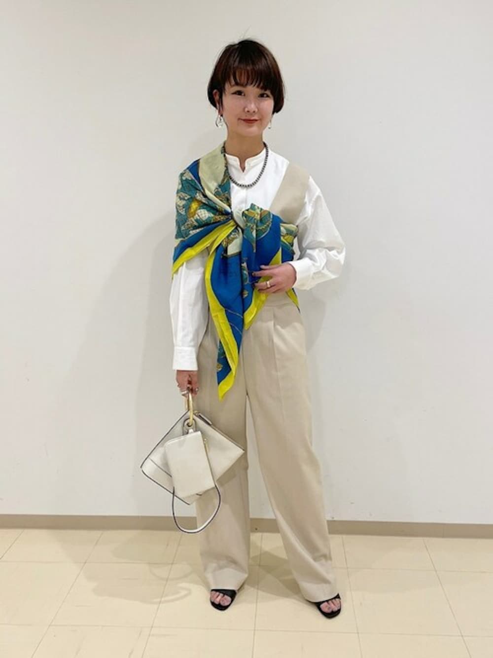 「ストール、サロペット、オーバーサイズ、大人カジュアル、春コーデ、シャツスタイル、SHIPS for women、ストラップサンダル、manipuri、ORSETTO」｜「ORSETTOのORSETTO:FILA（ショルダーバッグ、ホワイト系）」を使った、西岡さん（レディース・162cm）の春コーディネートの1枚目の写真