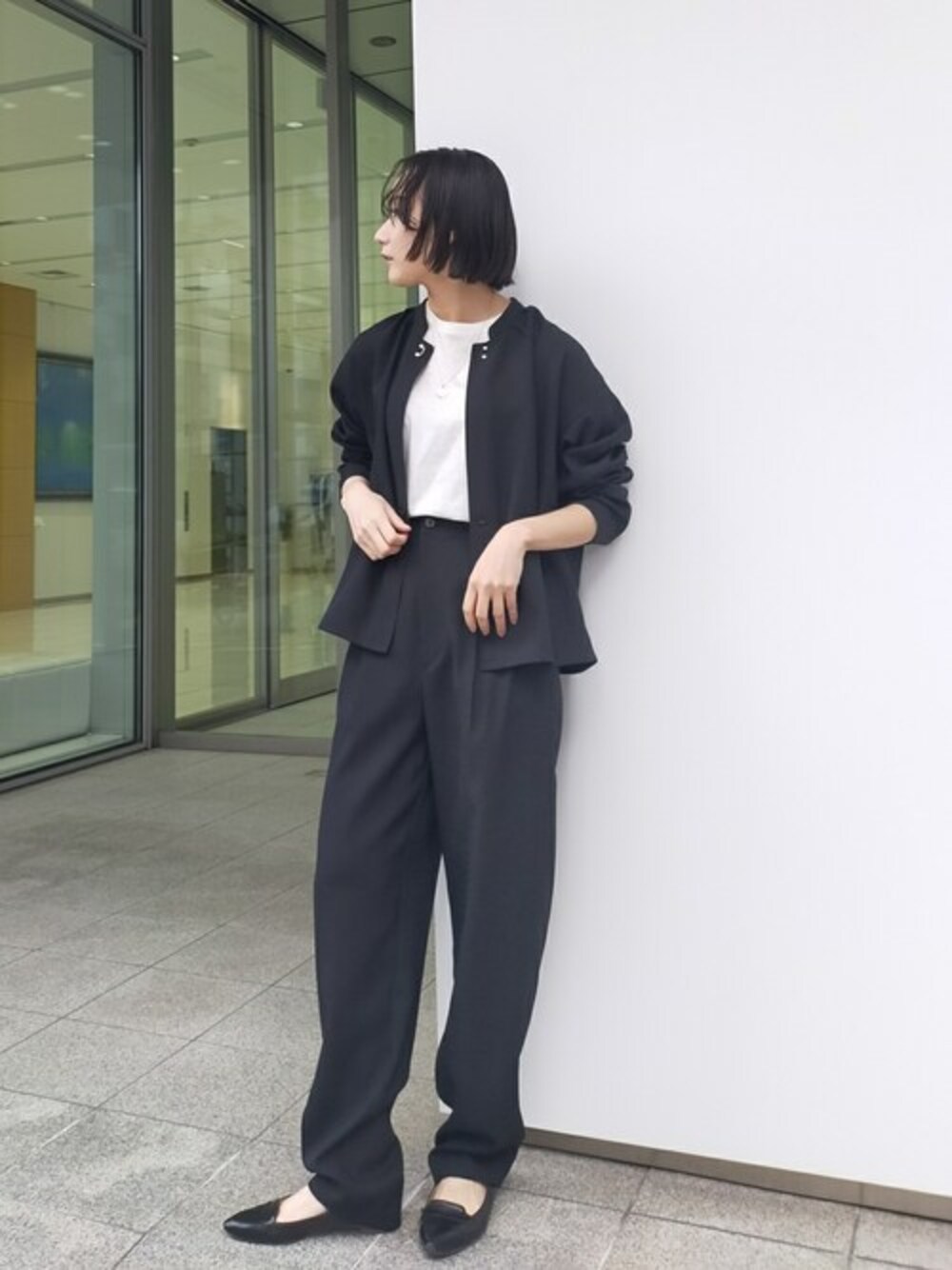 ブラック系のブルゾン、ブラック系のその他パンツ、ホワイト系のTシャツ/カットソーを着用したレディースの夏コーディネートの1枚目の写真