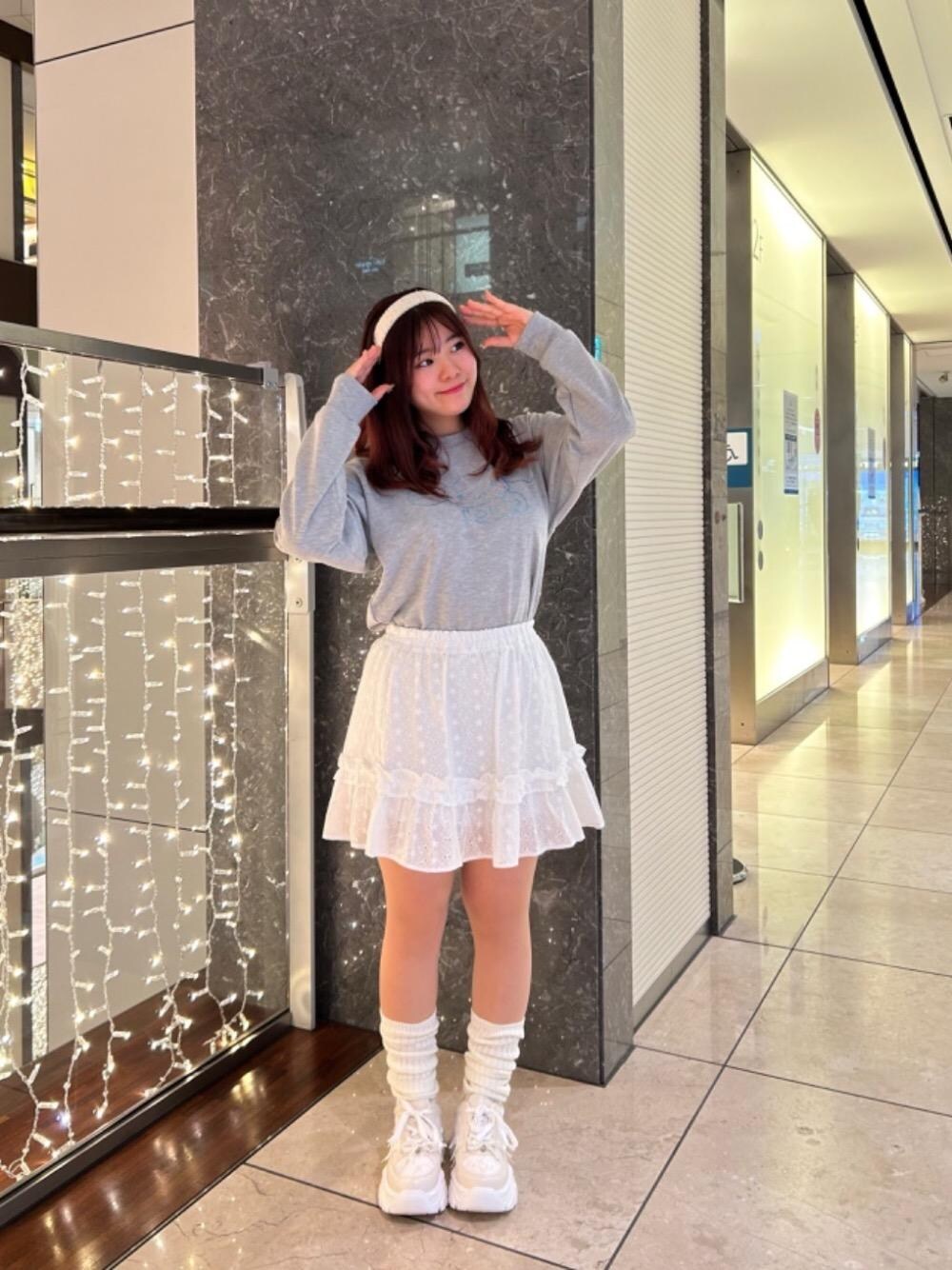 「スニーカー、マフラー、コラボ、MAJESTIC LEGON、マジェスティックレゴン、シナモロール、骨格ストレート、推し活、ブルべ夏、Naruのガーリーコーデ」｜「MAJESTIC LEGONの2WAYデコリボンスニーカー（スニーカー、ホワイト系）」を使った、Naruさん（レディース・155cm）の冬コーディネートの1枚目の写真