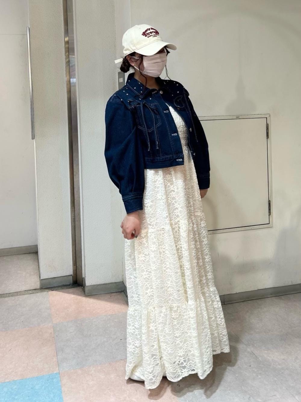 「デート、ガーリー、Gジャン、MAJESTIC LEGON、カジュアルガーリー、マジェスティックレゴン、肩リボン、骨格ストレート、ブルべ夏、Naruのトレンドコーデ」｜「MAJESTIC LEGONの2WAYデコリボンスニーカー（スニーカー、ホワイト系）」を使った、Naruさん（レディース・155cm）の冬コーディネートの1枚目の写真