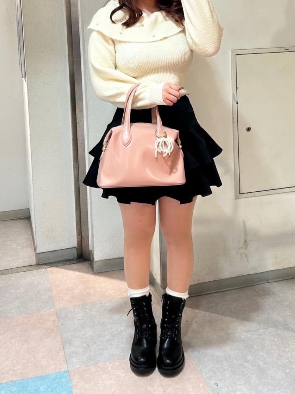 「ビジュー、デート、ガーリー、MAJESTIC LEGON、マジェスティックレゴン、韓国っぽ、骨格ストレート、ブルべ夏、Naruのガーリーコーデ、あざとモテ」｜「MAJESTIC LEGONのレースアップショートブーツ（ブーツ、ブラック系）」を使った、Naruさん（レディース・155cm）の冬コーディネートの1枚目の写真