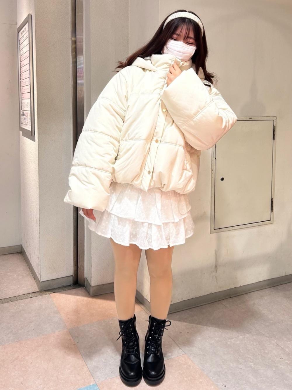 「デート、ガーリー、MAJESTIC LEGON、モノトーンコーデ、マジェスティックレゴン、韓国っぽ、骨格ストレート、標準身長、ブルべ夏、Naruのガーリーコーデ」｜「MAJESTIC LEGONのティアードフリルミニスカパン（その他パンツ、ホワイト系）」を使った、Naruさん（レディース・155cm）の冬コーディネートの1枚目の写真
