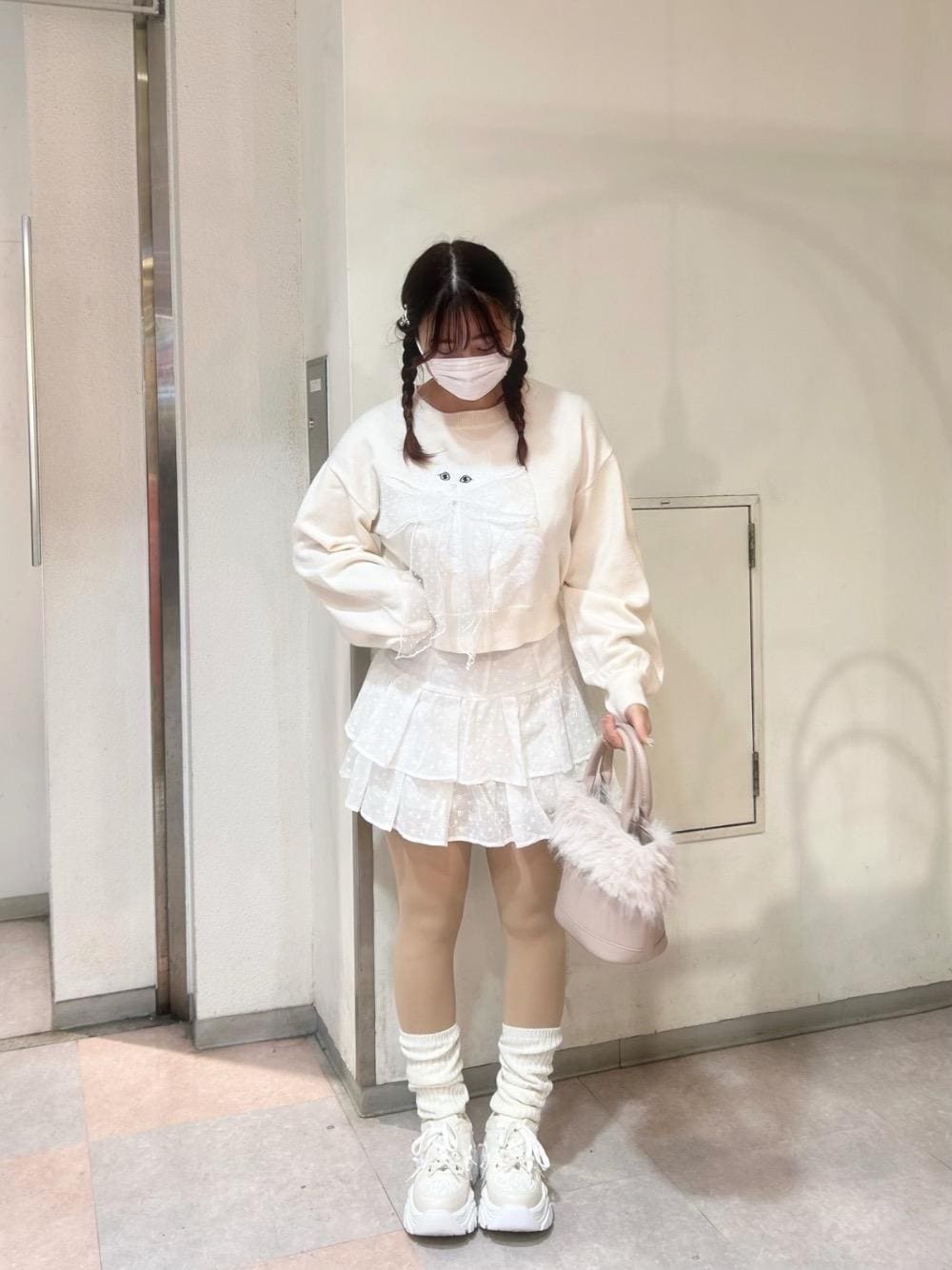「デート、ガーリー、ミニ、ホワイトコーデ、MAJESTIC LEGON、マジェスティックレゴン、骨格ストレート、ブルべ夏、Naruのガーリーコーデ、あざとモテ」｜「MAJESTIC LEGONの2WAYデコリボンスニーカー（スニーカー、ホワイト系）」を使った、Naruさん（レディース・155cm）の冬コーディネートの1枚目の写真