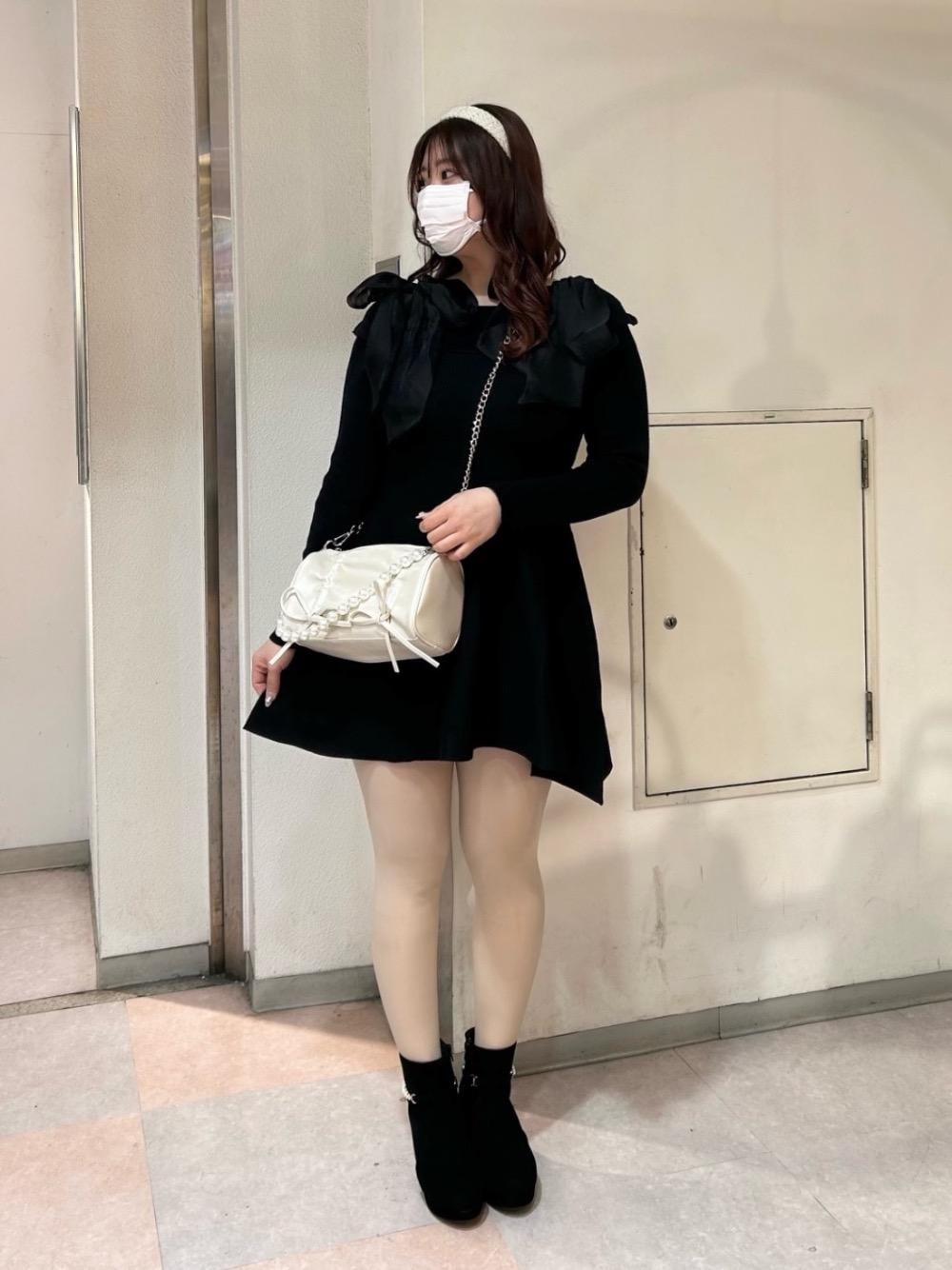 「ブラックコーデ、デート、ガーリー、MAJESTIC LEGON、マジェスティックレゴン、大人ファッション、韓国っぽ、骨格ストレート、ブルべ夏、Naruのガーリーコーデ」｜「MAJESTIC LEGONの取り外しできるパールブーツ（ブーツ、ブラック系）」を使った、Naruさん（レディース・155cm）の冬コーディネートの1枚目の写真