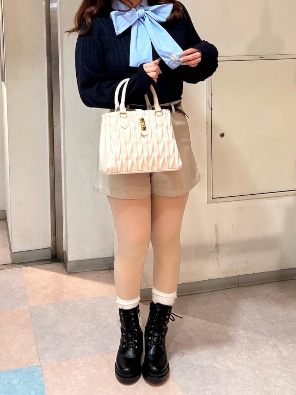 「デート、ガーリー、MAJESTIC LEGON、カジュアルガーリー、カラーコーデ、マジェスティックレゴン、韓国っぽ、骨格ストレート、ブルべ夏、Naruのデートコーデ」｜「MAJESTIC LEGONのレースアップショートブーツ（ブーツ、ブラック系）」を使った、Naruさん（レディース・155cm）の冬コーディネートの1枚目の写真