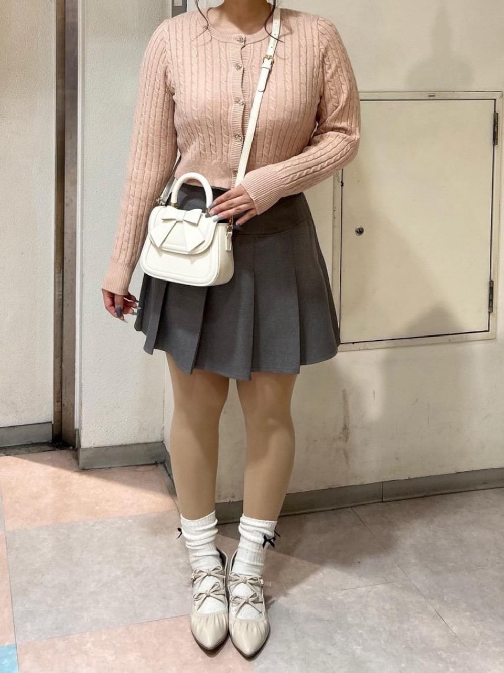 「リボン、デート、ガーリー、MAJESTIC LEGON、カラーコーデ、マジェスティックレゴン、韓国っぽ、骨格ストレート、ブルべ夏、Naruのガーリーコーデ」｜「MAJESTIC LEGONのレースクロスタンク（タンクトップ、ホワイト系）」を使った、Naruさん（レディース・155cm）の冬コーディネートの1枚目の写真