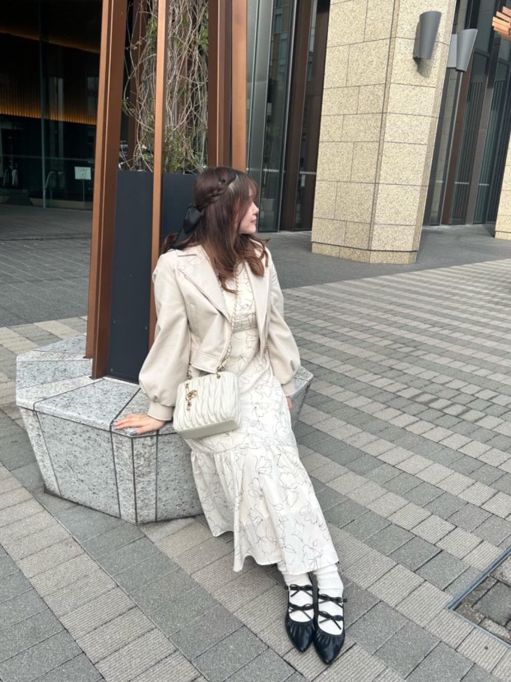 「ワンピ、デート、ガーリー、MAJESTIC LEGON、マジェスティックレゴン、きれいめガーリー、骨格ストレート、ブルべ夏、あざとモテ、Naruのデートコーデ」｜「MAJESTIC LEGONの【小栗有以さん着用】ダブルリボンギャザーパンプス（パンプス、ホワイト系）」を使った、Naruさん（レディース・155cm）の冬コーディネートの1枚目の写真