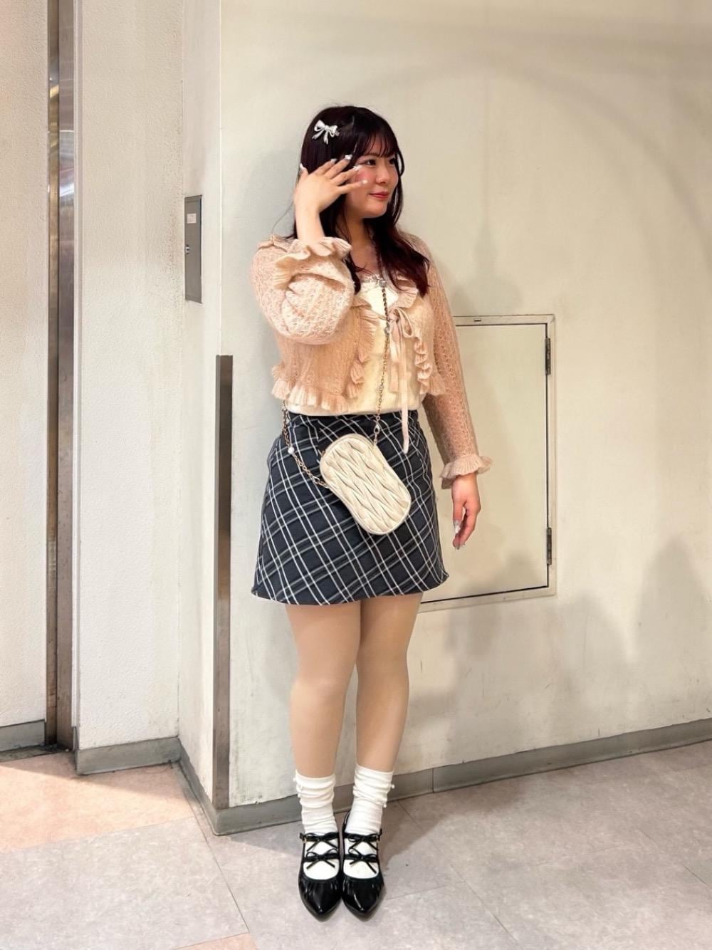 「ピンク、デート、ガーリー、MAJESTIC LEGON、マジェスティックレゴン、韓国っぽ、骨格ストレート、標準身長、ブルべ夏、Naruのガーリーコーデ」｜「MAJESTIC LEGONのレースクロスタンク（タンクトップ、ホワイト系）」を使った、Naruさん（レディース・155cm）の春コーディネートの1枚目の写真