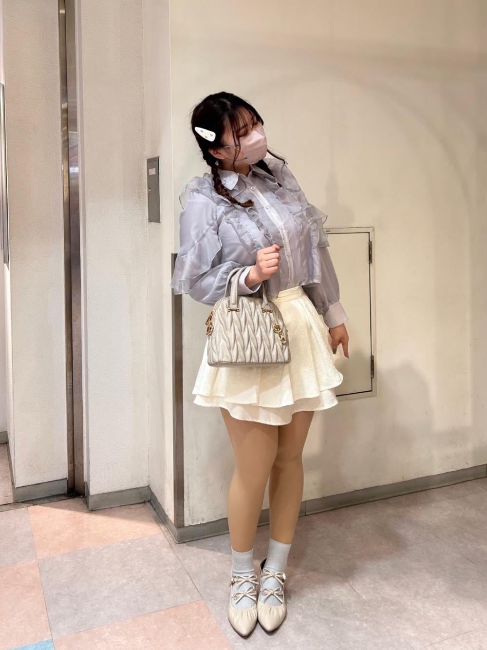 「ブラウス、デート、ガーリー、ミニ、MAJESTIC LEGON、マジェスティックレゴン、骨格ストレート、標準身長、ブルべ夏、Naruのガーリーコーデ」｜「MAJESTIC LEGONのチャームセットキルティングバッグ（ショルダーバッグ、ベージュ系）」を使った、Naruさん（レディース・155cm）の春コーディネートの1枚目の写真