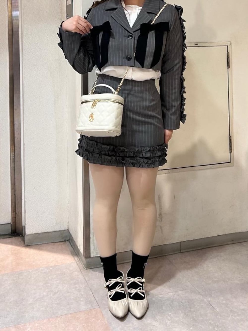 「セットアップ、デート、ガーリー、MAJESTIC LEGON、マジェスティックレゴン、韓国っぽ、骨格ストレート、ブルべ夏、ジャケット 、Naruのガーリーコーデ」｜「MAJESTIC LEGONのブローチセットホイップフリルジャケット（その他アウター、グレー系）」を使った、Naruさん（レディース・155cm）の春コーディネートの1枚目の写真