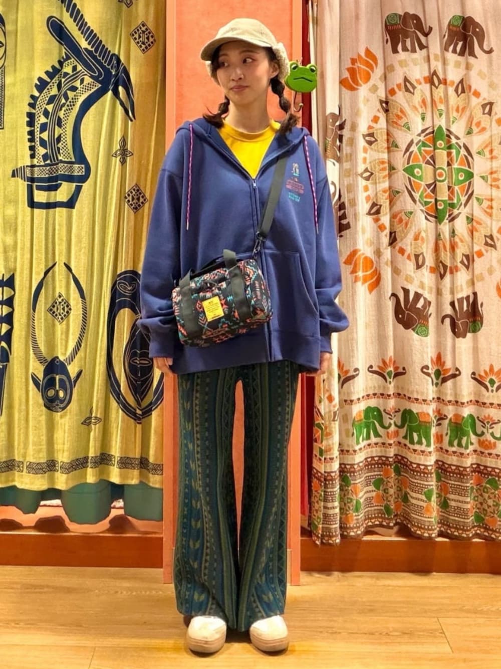 その他のショルダーバッグ、グリーン系のその他パンツ、イエロー系のTシャツ/カットソーを着用したレディースの冬コーディネートの1枚目の写真