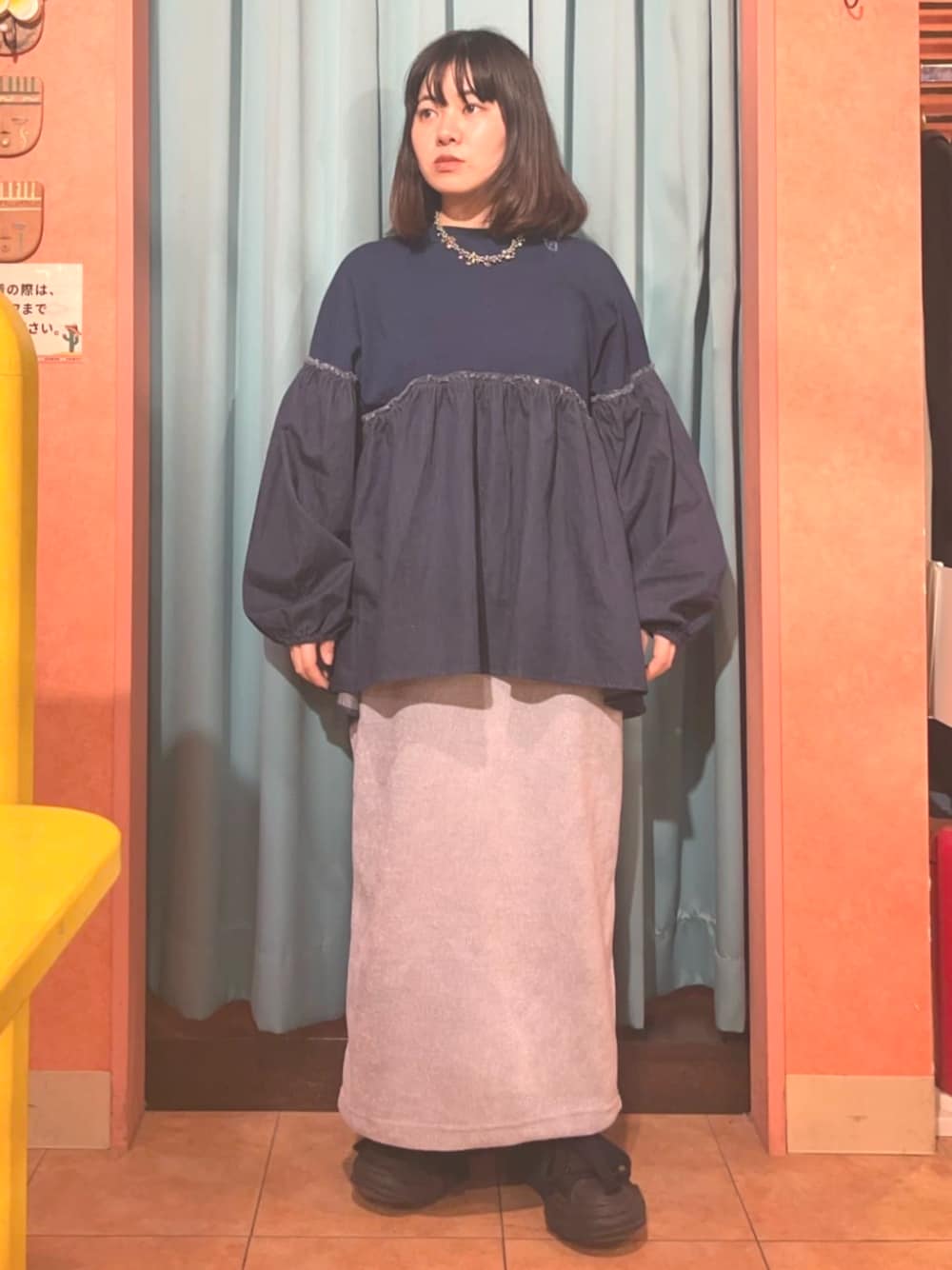 ブルー系のスカート、ブルー系のTシャツ/カットソーを着用したレディースの冬コーディネートの1枚目の写真