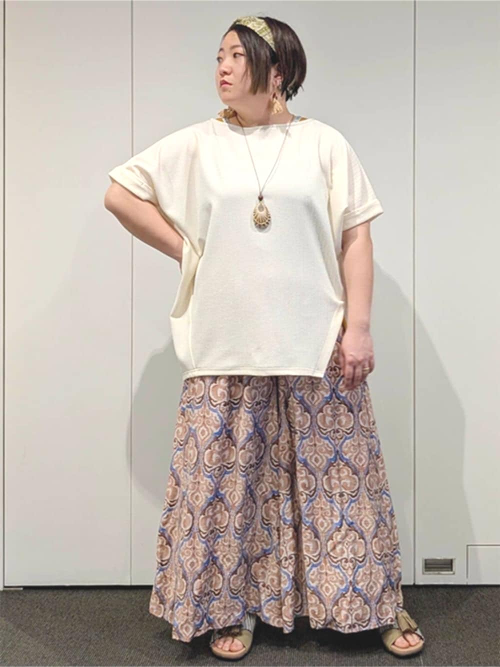 ベージュ系のTシャツ/カットソー、ベージュ系のその他パンツ、ベージュ系のネックレスを着用したレディースの春コーディネートの1枚目の写真