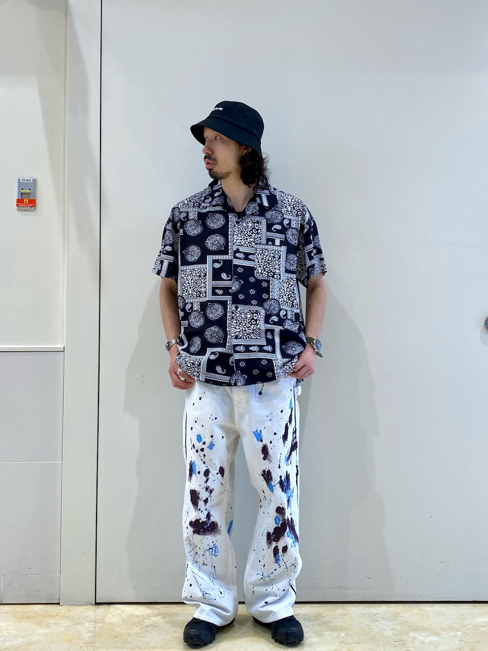 「ファッションの力を信じよう、lhpprivatelab、バケットハット、whiteland、柄シャツ、A4A、ペインターパンツ、ホワイトパンツ、ペイント、SALOMON、柄on柄、アメカジ、カジュアルコーデ、今日のコーデ、モノトーンコーデ」｜「WHITELANDのWHITELAND/ホワイトランド/PLWL ﾊﾞｹｯﾄﾊｯﾄ ｼﾞｪﾙﾛｺﾞ/バケットハット（ハット、ブラック系）」を使った、OGAWAさん（メンズ・175cm）の夏コーディネートの1枚目の写真