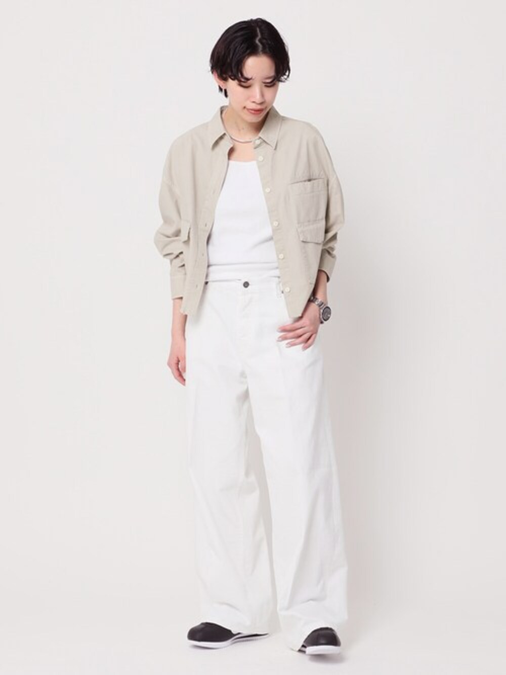 ホワイト系のシャツ/ブラウス、ホワイト系のデニムパンツ、ブラック系のショルダーバッグを着用したレディースの春コーディネートの1枚目の写真