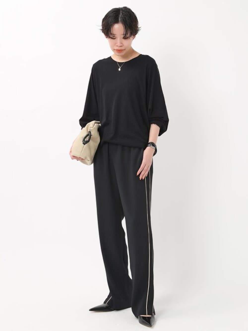 ブラック系のTシャツ/カットソー、ブラック系のパンプス、ブラック系のアナログ腕時計を着用したレディースの春コーディネートの1枚目の写真