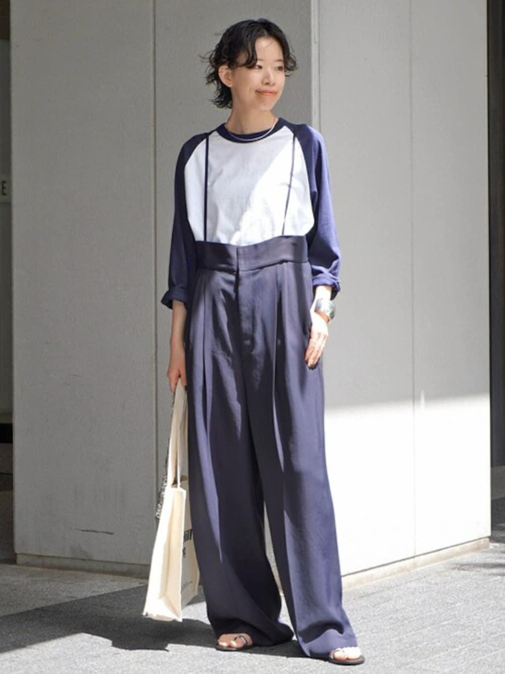 「カットソー、別注、サスペンダー、大人カジュアル、大人コーデ、パンツスタイル、ボトムス、ラグランTシャツ、APSTUDIO、エーピーストゥディオ」｜「AP STUDIOの追加サスペンダーパンツ（スラックス、ブルー系）」を使った、STAFF.Mさん（レディース・162cm）の夏コーディネートの1枚目の写真