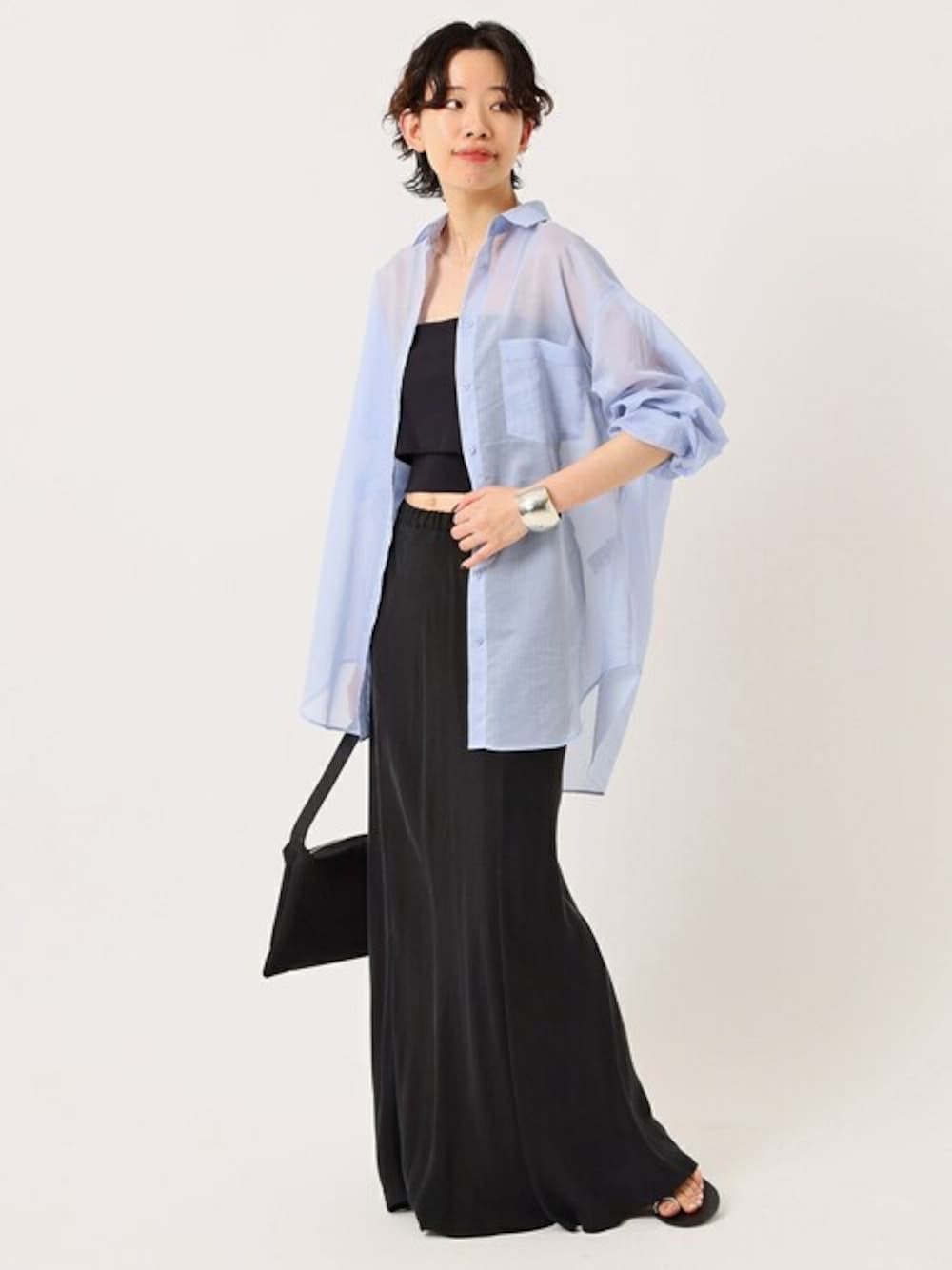 ブルー系のシャツ/ブラウス、ブラック系のスカート、シルバー系のサンダルを着用したレディースの夏コーディネートの1枚目の写真