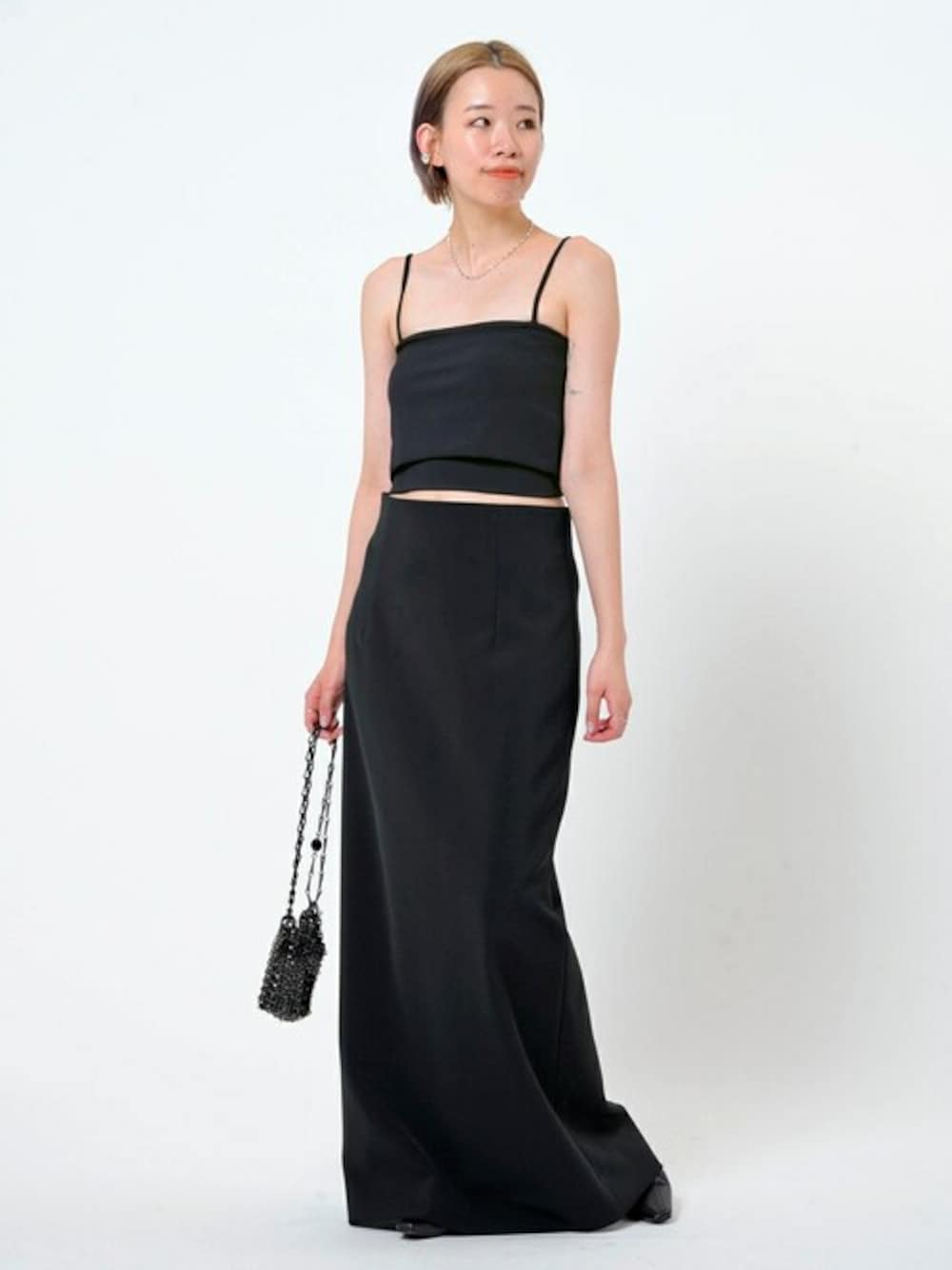 ブラック系のスカート、ブラック系のその他アンダーウェア/インナー、シルバー系のイヤーカフを着用したレディースの夏コーディネートの1枚目の写真