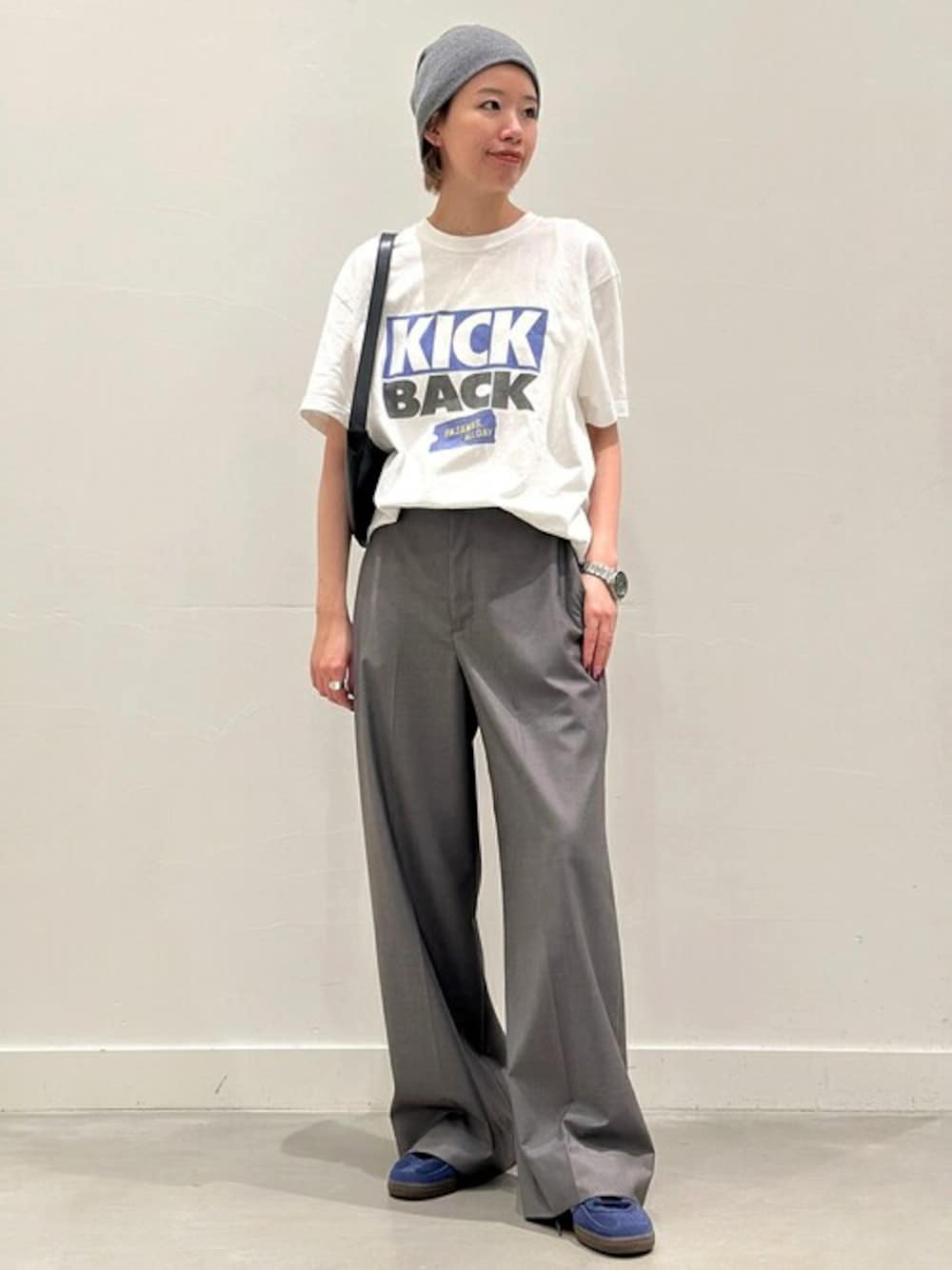 グレー系のスラックス、ホワイト系のTシャツ/カットソー、シルバー系のアナログ腕時計を着用したレディースの夏コーディネートの1枚目の写真