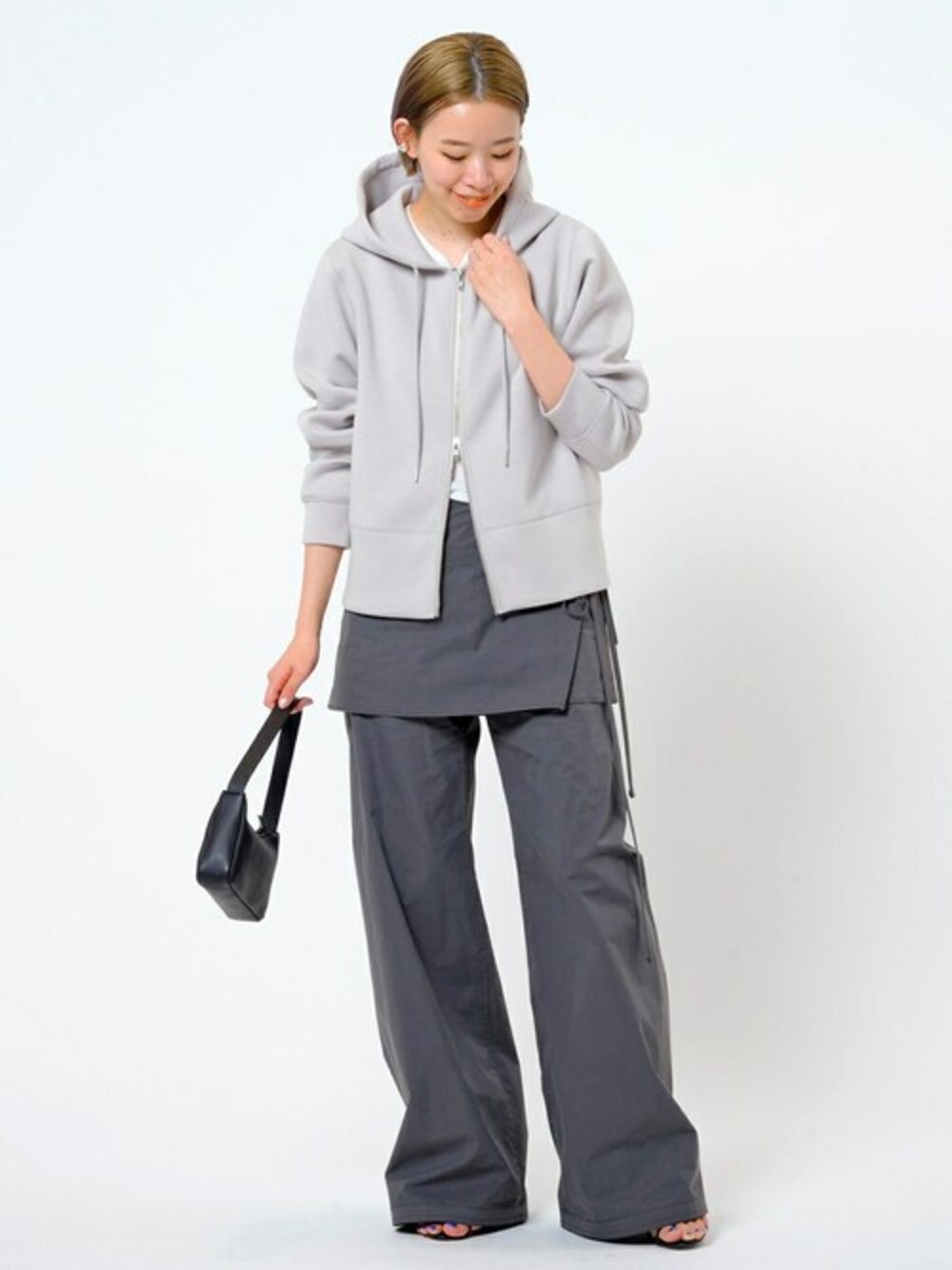 グレー系のその他パンツ、グレー系のパーカー、ブラック系のサンダルを着用したレディースの夏コーディネートの1枚目の写真
