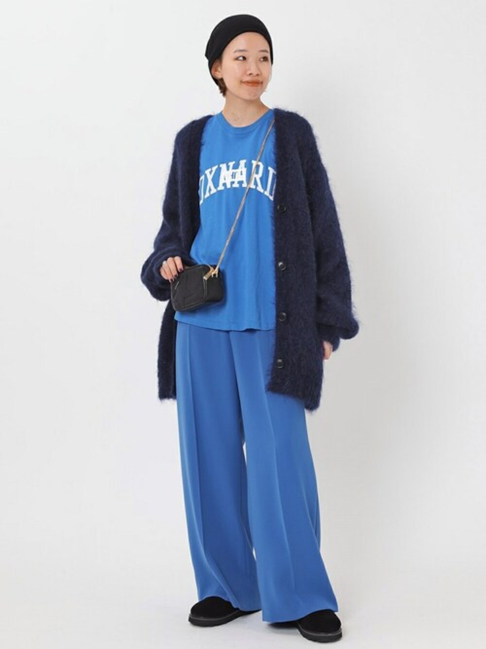 ブルー系のカーディガン/ボレロ、ブルー系のその他パンツ、ブラック系のその他シューズを着用したレディースの夏コーディネートの1枚目の写真