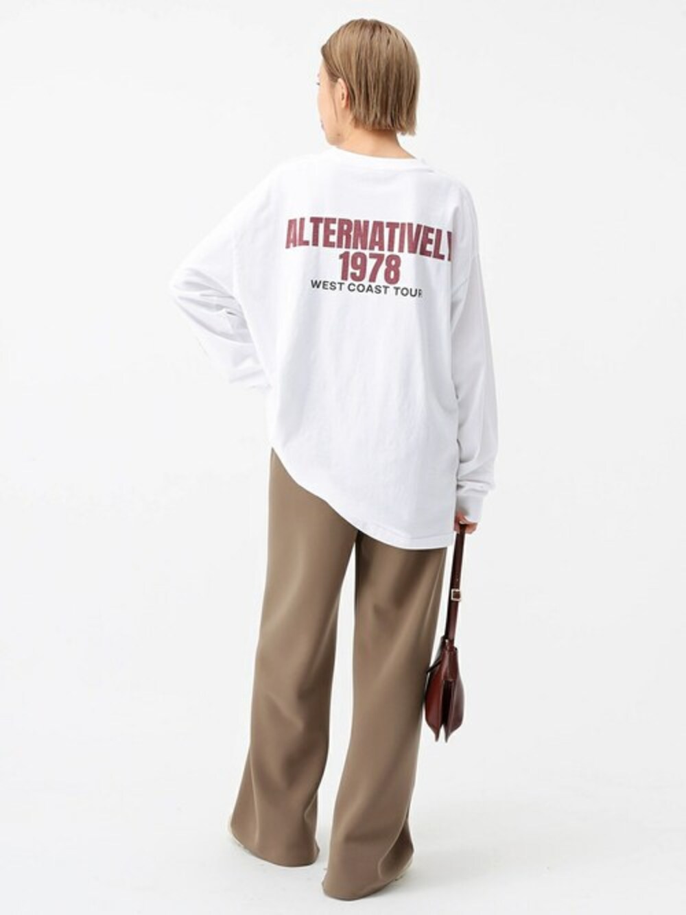 ホワイト系のTシャツ/カットソー、ベージュ系のその他シューズ、ベージュ系のスラックスを着用したレディースの夏コーディネートの1枚目の写真