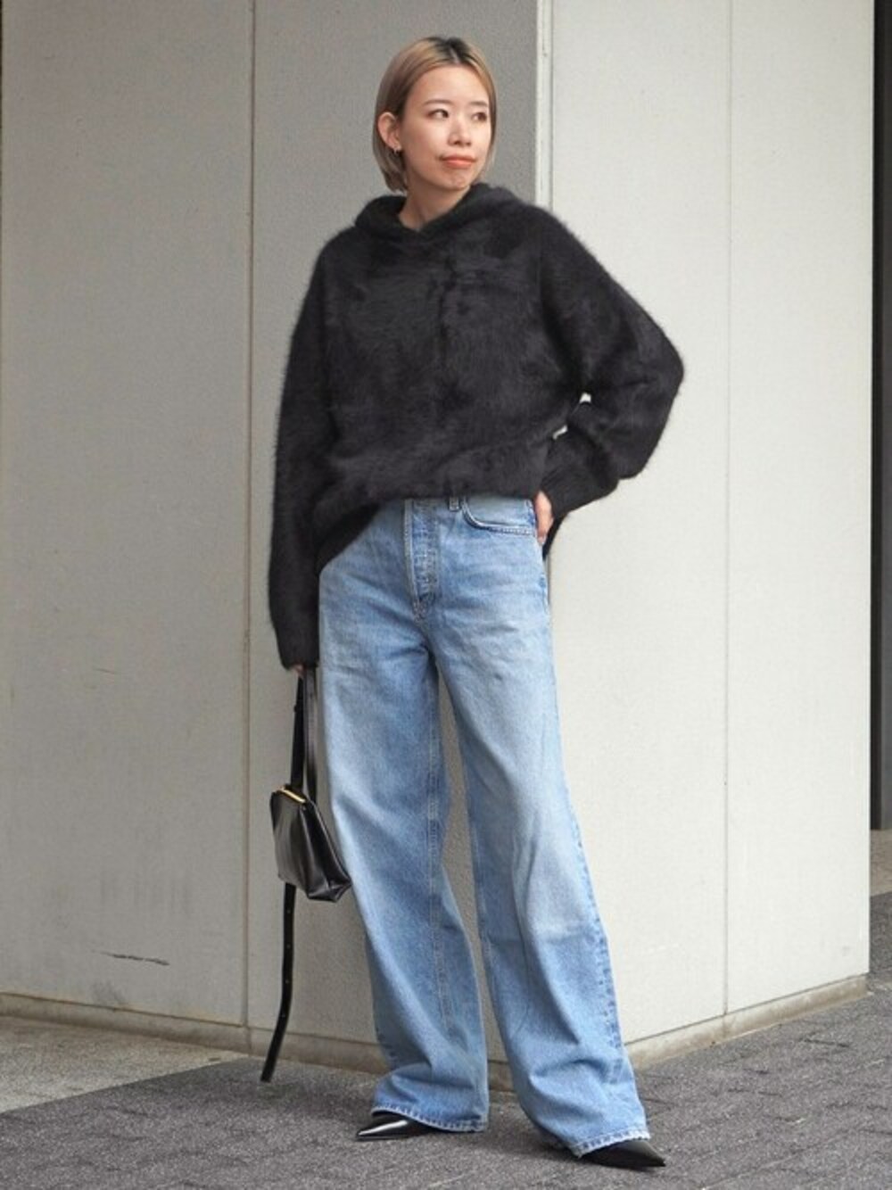 ブラック系のニット/セーターを着用したレディースの秋コーディネートの1枚目の写真