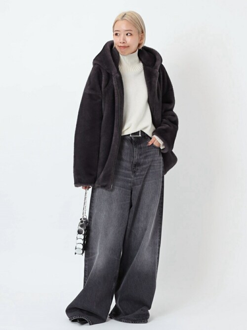 グレー系のブルゾン、ブラック系のベルトを着用したレディースの秋コーディネートの1枚目の写真