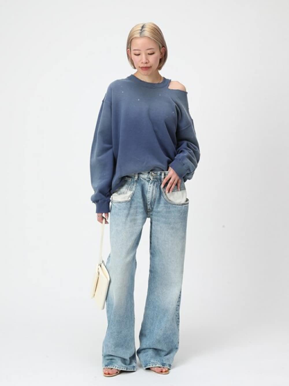 「スウェット、プルオーバー、トップス、大人カジュアル、大人コーデ、APSTUDIO、エーピーストゥディオ、DENIM DELIGHT DAYS」｜「DENIM DELIGHT DAYS の【DENIM DELIGHT DAYS】レギュラーウエイトスウェット（スウェット、ブルー系）」を使った、STAFF.Mさん（レディース・162cm）の冬コーディネートの1枚目の写真