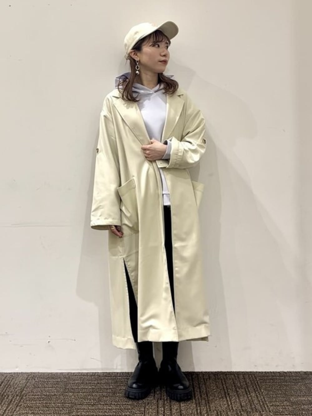 ホワイト系のトレンチコート、パープル系のスウェット、ブラック系のその他パンツを着用したレディースの春コーディネートの1枚目の写真