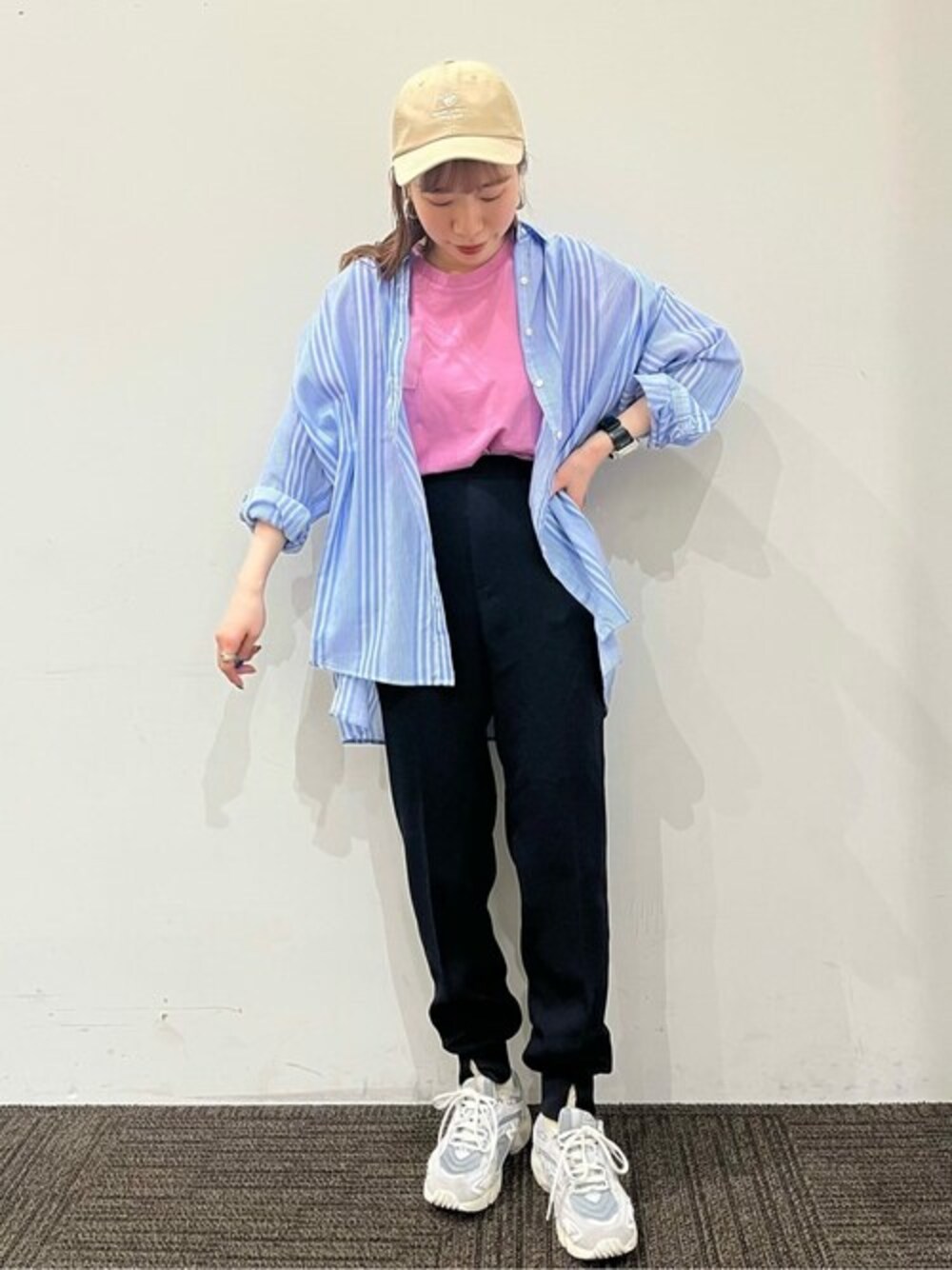 ブルー系のシャツ/ブラウス、ピンク系のTシャツ/カットソー、ブラック系のその他パンツを着用したレディースの春コーディネートの1枚目の写真