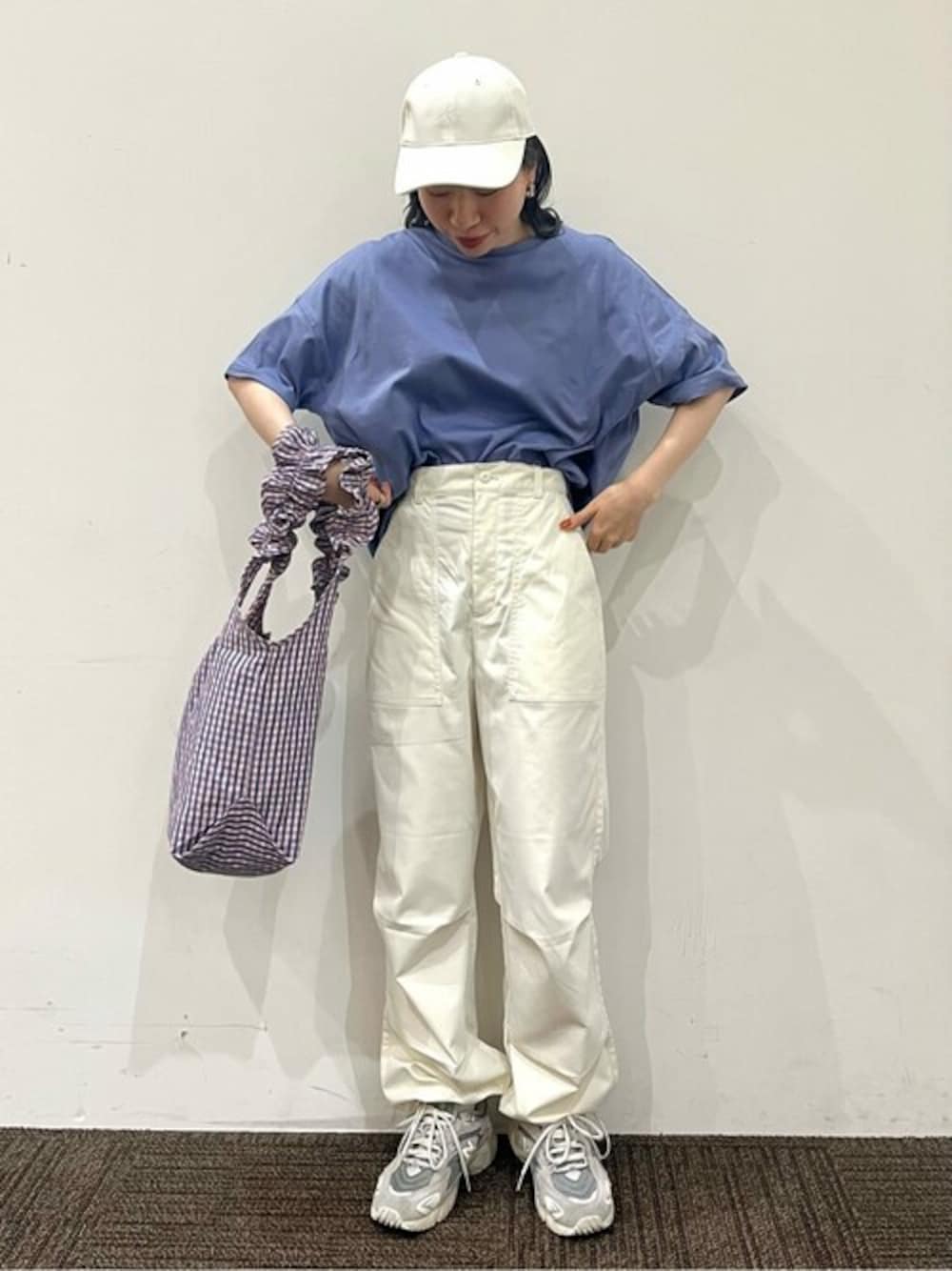 ブルー系のTシャツ/カットソー、ホワイト系のカーゴパンツ、ピンク系のトートバッグを着用したレディースの春コーディネートの1枚目の写真