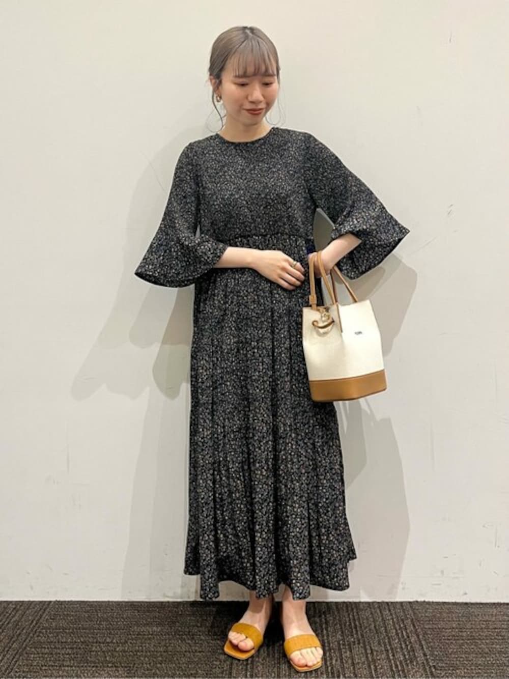 その他のワンピース、ベージュ系のショルダーバッグ、イエロー系のサンダルを着用したレディースの夏コーディネートの1枚目の写真