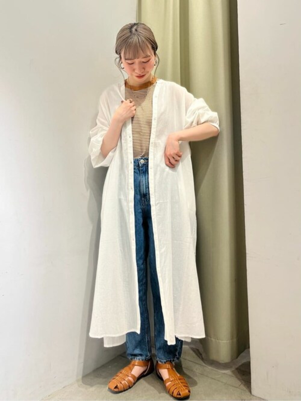 ホワイト系のワンピース、イエロー系のTシャツ/カットソー、ブルー系のデニムパンツを着用したレディースの夏コーディネートの1枚目の写真