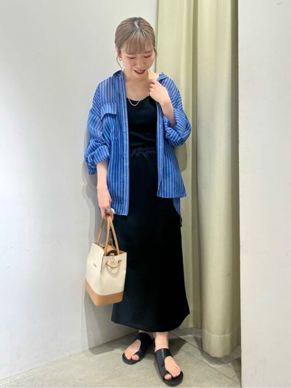 その他のシャツ/ブラウス、ブラック系のスカート、ベージュ系のショルダーバッグを着用したレディースの夏コーディネートの1枚目の写真