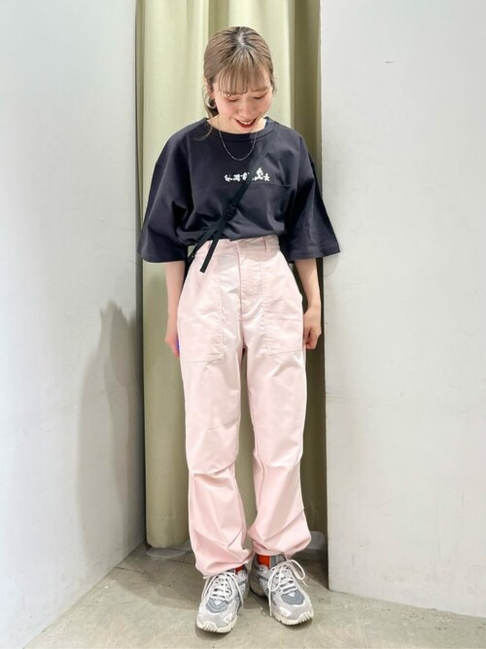 グレー系のTシャツ/カットソー、ピンク系のカーゴパンツを着用したレディースの夏コーディネートの1枚目の写真