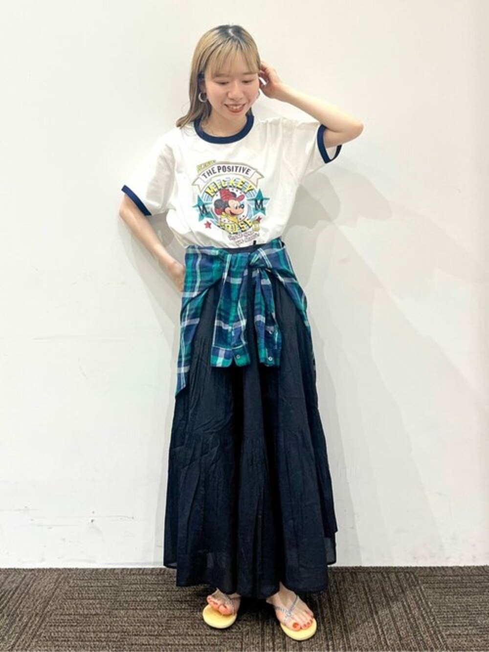 ブルー系のTシャツ/カットソー、ブラック系のスカート、ブルー系のシャツ/ブラウスを着用したレディースの夏コーディネートの1枚目の写真