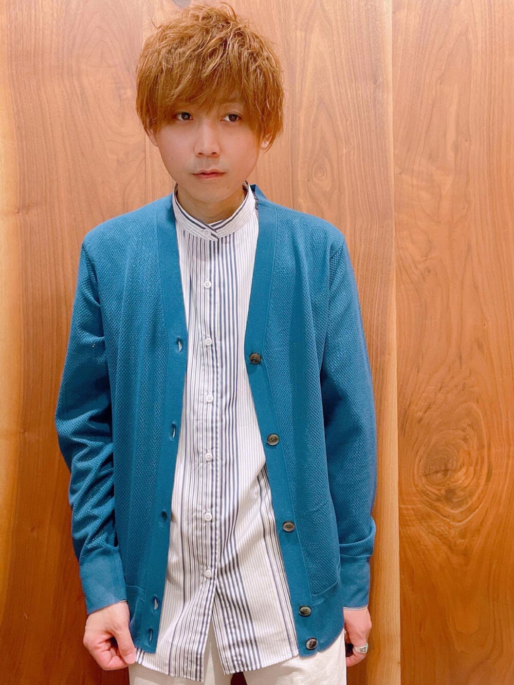 「カーディガン、カジュアル、海、白パンツ、ootd、春色、シンプルスタイル、着たい服を着よう、バンドカラーシャツ、なりたい自分になろう」｜「MEN'S BIGIの16Gメッシュカーディガン（カーディガン/ボレロ、ブルー系）」を使った、Euffyさん（メンズ・165cm）の秋コーディネートの1枚目の写真