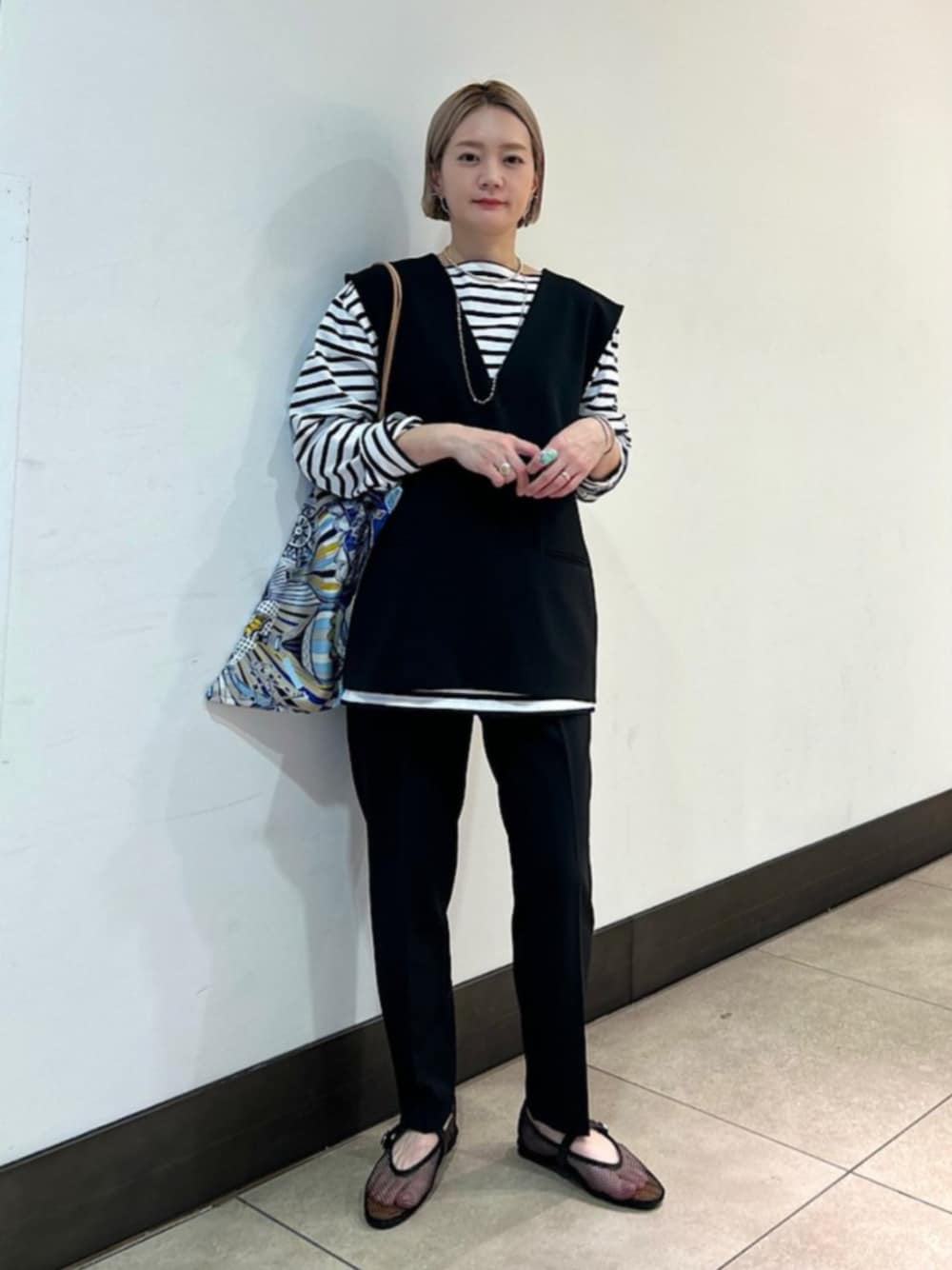 「SHIPS、SHIPS for women、シップス、シップス フォー ウィメン(SHIPS for women)、ベスト、テーパードパンツ、ボーダー、トートバッグ、メリージェーン」｜「manipuriのManipuri:オーガンジー プリント トート L（トートバッグ、ブルー系）」を使った、田中さん（レディース・155cm）の冬コーディネートの1枚目の写真